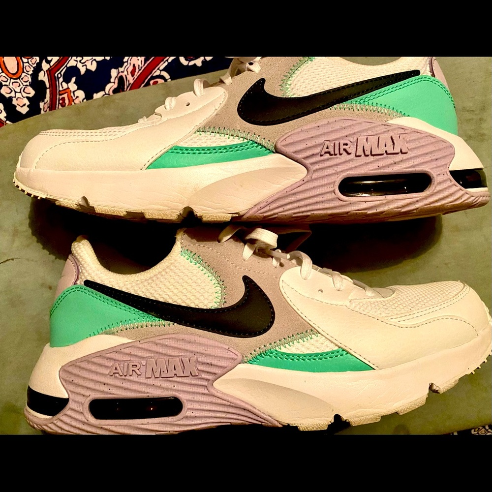 9.5 Nike Airmax tennis shoes